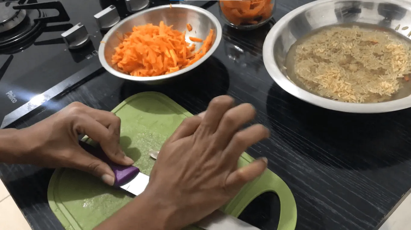 Técnica para descascar o alho facilmente.