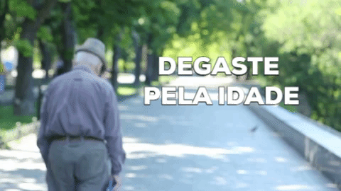 Desgaste no músculo causado naturalmente pela idade avançada.