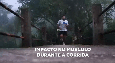 Homem correndo e causando atrito nos músculos e nos ossos.