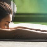 Dor lombar: Conheça as 5 posturas de yoga para se livrar da dor.