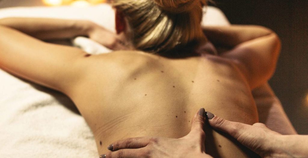 Mulher loira recebendo massagem