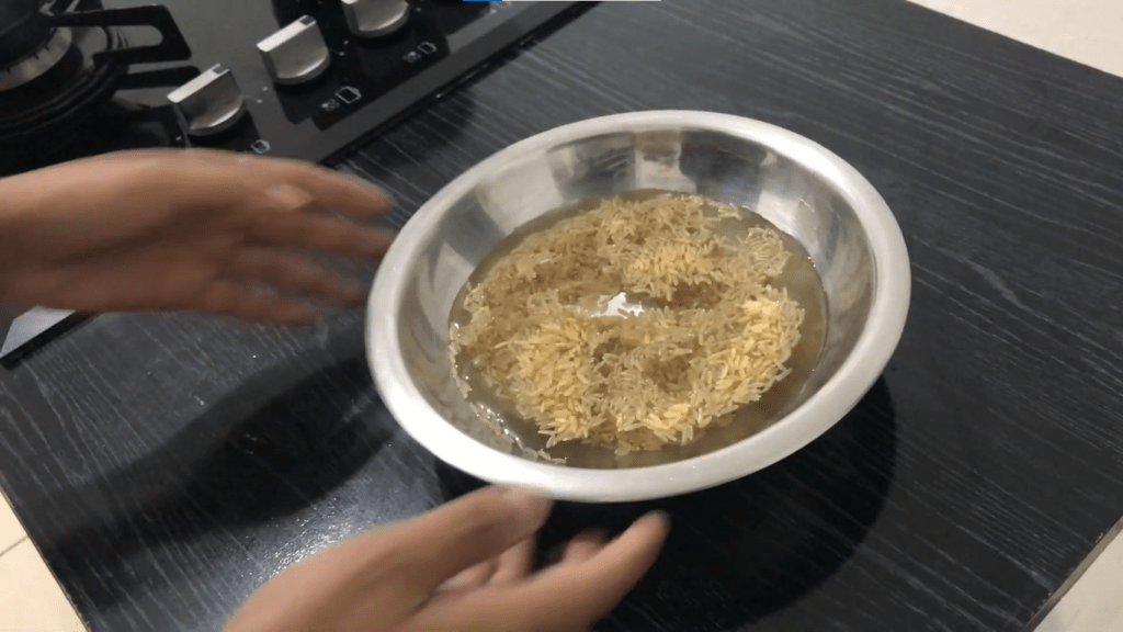 Pote de alumínio com água e arroz em molho.